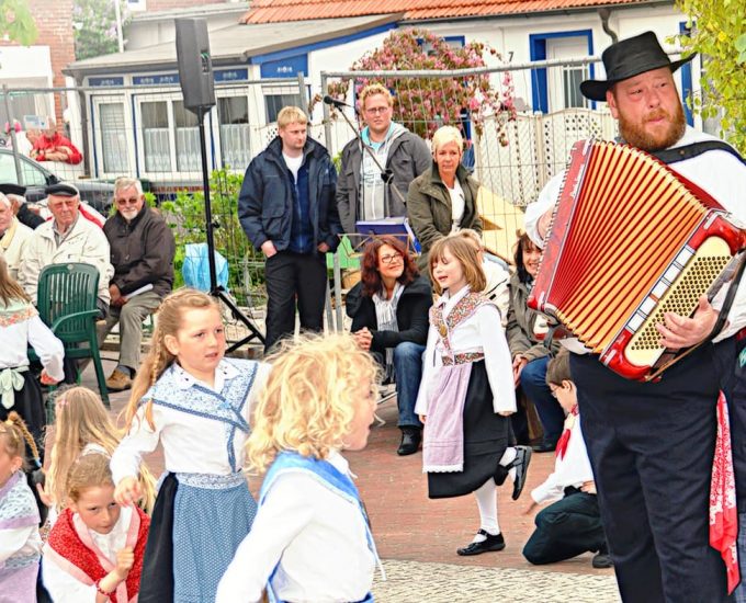 Kindertrachtengruppe am Maibaum