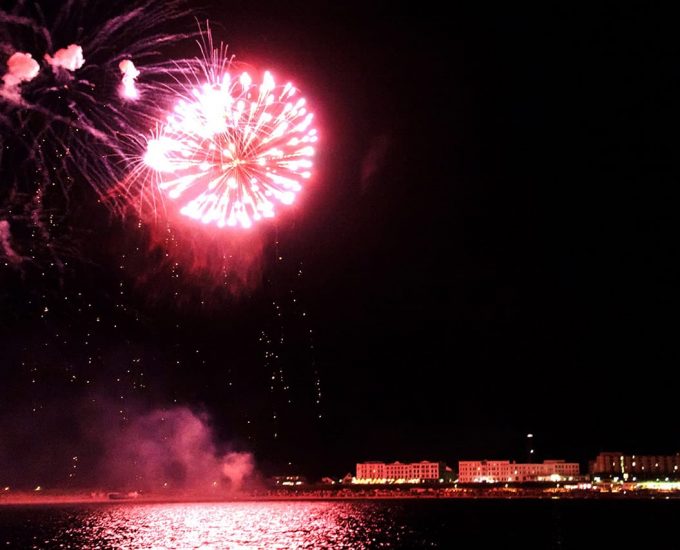 Pinkes Feuerwerk am Nordbad auf Borkum