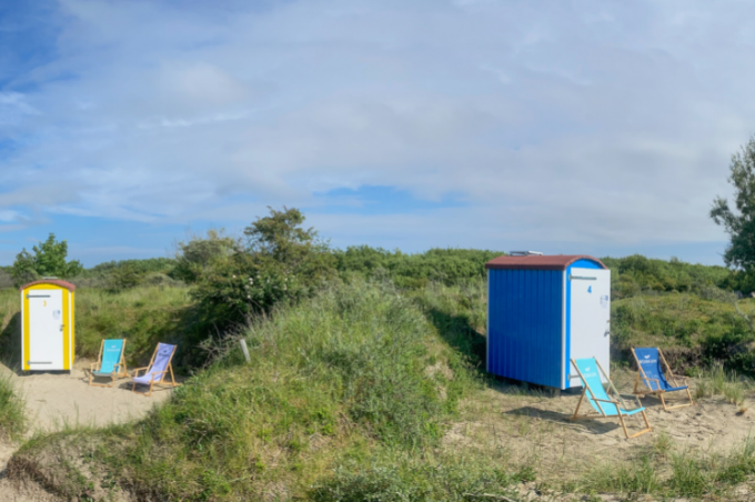 FKK-Budjes auf Borkum am Strand