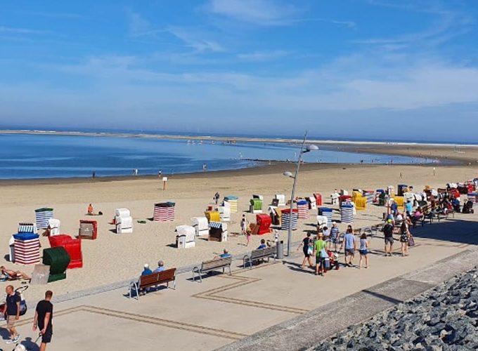 Schönes Wetter auf Borkum an der Promenade, Nordstrand