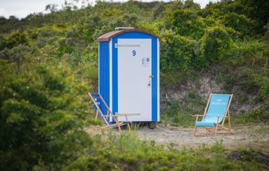 Ein blaues FKK-Budje in den Dünen