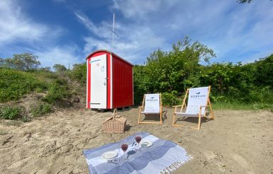 Ein rotes FKK-Budje in den Dünen