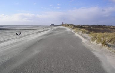 Der Schwarze Deich mit Blick auf die Nordsee und den Elektrischen Leuchtturm